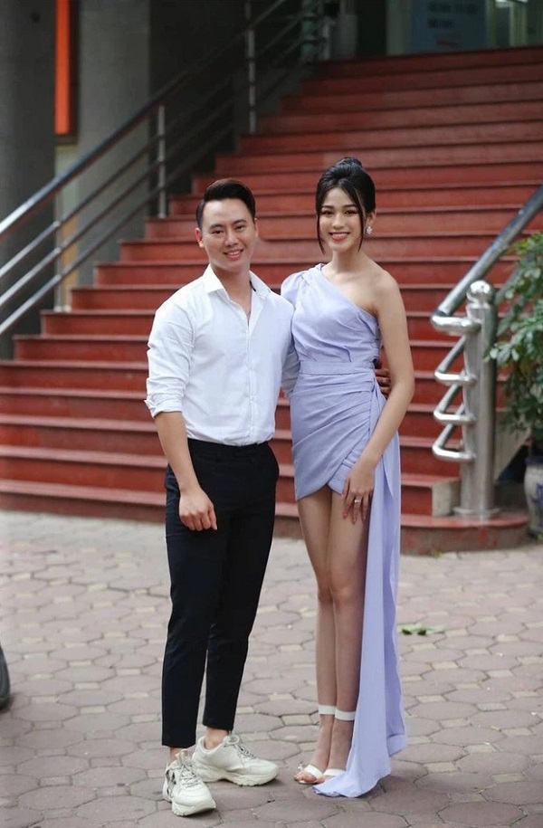 Từ chối mọi sao nam, Đỗ Thị Hà lại thoải mái cho người đàn ông lạ mặt này ôm eo - Ảnh 1