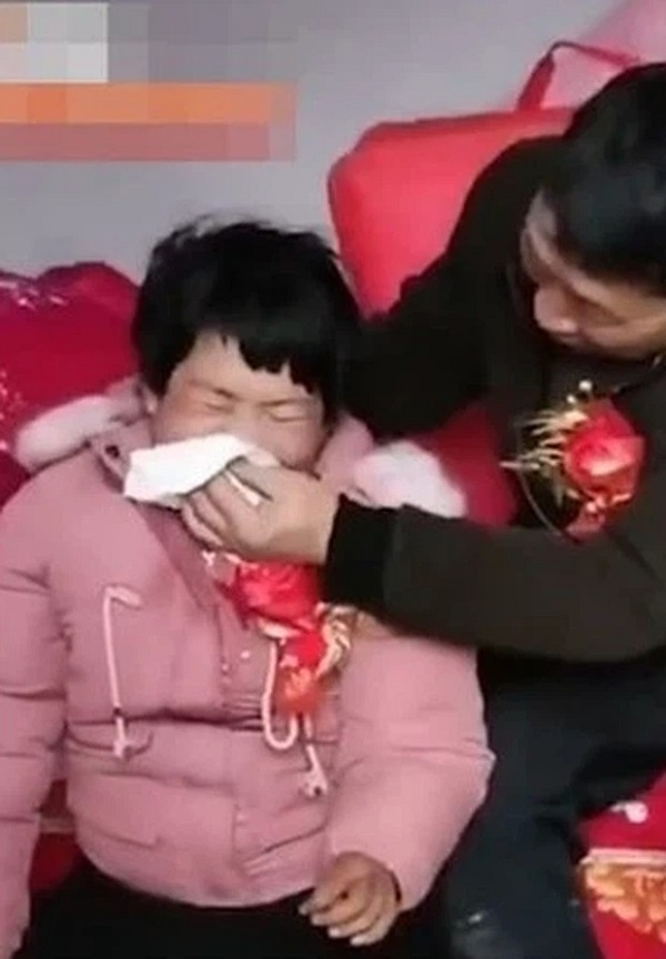 Cô gái khóc nức nở vì phải lấy chồng già Cô gái khóc nức nở vì phải lấy chồng già