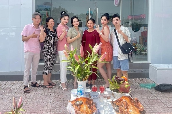 Hóa ra cô nàng khai trương cửa hàng trà sữa, chính thức trở thành bà chủ nhỏ (ảnh FBNV) Hóa ra cô nàng khai trương cửa hàng trà sữa, chính thức trở thành bà chủ nhỏ (ảnh FBNV)