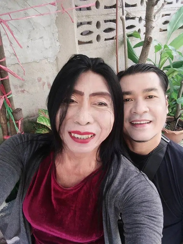 Gái già chuyển giới Thái Lan dù xấu xí nhưng toàn 'cua' được trai trẻ đẹp Gái già chuyển giới Thái Lan dù xấu xí nhưng toàn 'cua' được trai trẻ đẹp