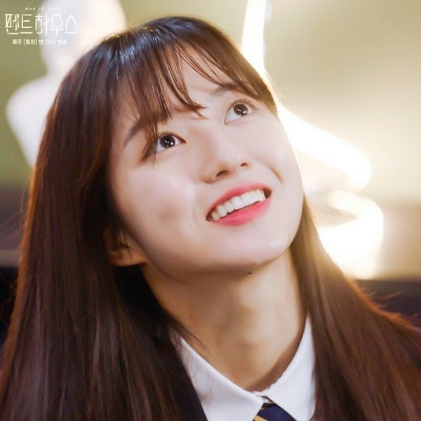 Bae Rona lần lượt ra đi sau khi được Logan Lee hứa bảo vệ Bae Rona lần lượt ra đi sau khi được Logan Lee hứa bảo vệ
