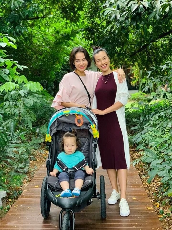 Thu Minh - Hoàng Oanh thân thiết nhờ mắc kẹt ở Singapore do dịch bệnh.