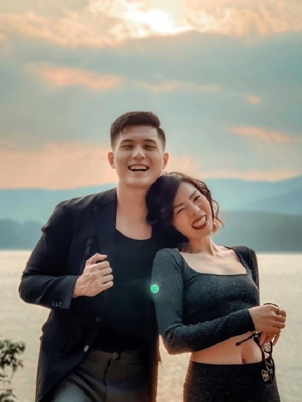 Lệ Quyên cười tít mắt khi bày trò tổ chức sinh nhật cho Lâm Bảo Châu thành công.