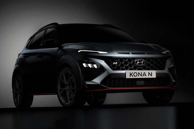 Hyundai Kona N đời 2022 chuẩn bị ra mắt. Phiên bản hiệu năng cao của Hyundai Kona dự kiến được trang bị động cơ tăng áp 2.0L mạnh gần 280 mã lực. Hiện mức giá của nó tại Mỹ vẫn chưa được công bố nhưng ở thời điểm hiện tại mẫu SUV hạng B của Kona có giá khởi điểm 20.500 USD.