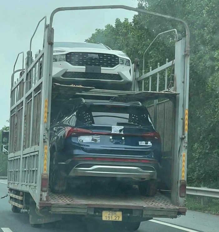Lộ diện Hyundai Santa Fe 2021 trên đường vận chuyển tại Việt Nam. Mẫu xe này hứa hẹn sẽ là xe thương mại đáp trả cực gắt Kia Sorento. Những chiếc xe này được bắt gặp trên xe chuyên dụng với logo được dán kín mít.