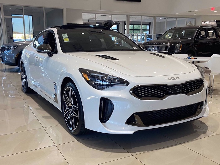 Kia Stinger chính thức 'hiện nguyên hình' tại đại lý, thiết kế thể thao được đánh giá dễ dàng đè bẹp Honda Civic, động cơ cực bá đạo. Được biết, xe sẽ chính thức trình làng vào ngày 16/3 tới đây với giá từ 37.135 USD cho bản GT-Line 2022 4 xi-lanh cơ sở.