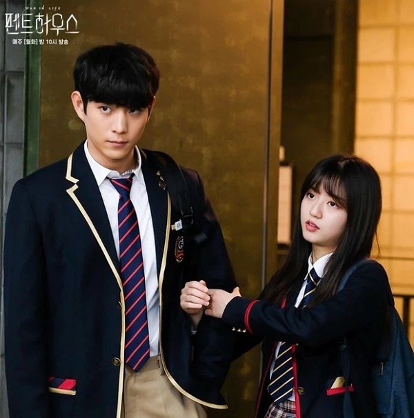 Bất ngờ 'phản ứng hóa học' quá ngọt ngào trên phim Penthouse cùng những khoảnh khắc đáng ngờ ở hậu trường, nhiều fan tin rằng Joo Seok Hoon (Kim Young Dae) và Bae Ro Na (Kim Hyun Soo) đang hẹn hò ngoài đời thực.