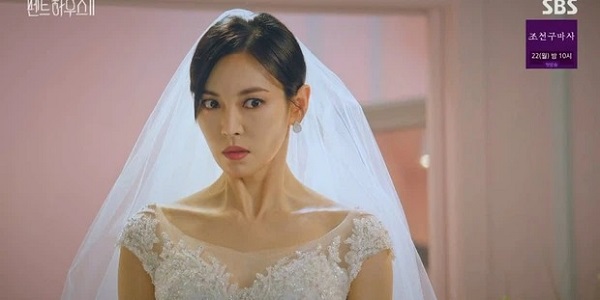 Rating tập 8 Penthouse 2 tăng không đáng kể. Cụ thế con số ghi nhận cho hai phần phim là 19,9% và 24,8% (so với tập 7 là 19,4% và 23,5%). Dân tình đồng loạt la ó uổng công 'cô giáo' ăn 'hành' không trượt phát nào.