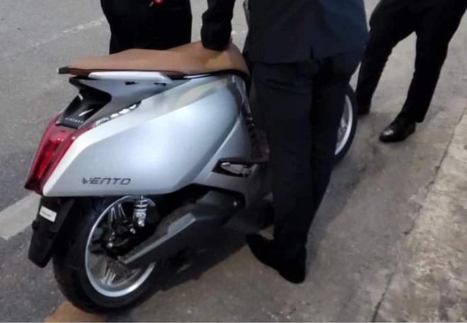 VinFast Vento - 'mỏ vàng' mới của tỷ phú Phạm Nhật Vượng lần đầu lộ diện ngoài đời thực. Xe máy điện hoàn toàn mới ra mắt trong năm nay tại Việt Nam được đánh giá cao, hứa hẹn làm nên kỳ tích cho hãng xe Việt.