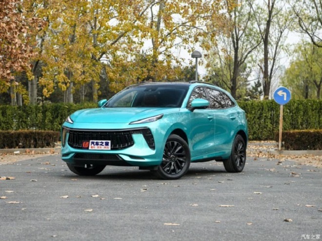 Đại lý tại Việt Nam đã nhận đặt cọc Dongfeng T5 EVO, xe sử dụng động cơ Mitsubishi, giá tạm tính dưới 700 triệu đồng. Được biết đây là hãng xe của Trung Quốc, dự kiến mở bán tại Việt Nam trong thời gian tới, cùng phân khúc với Honda CR-V, Mazda CX-5...