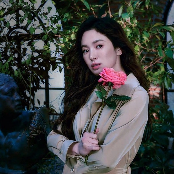 Mang tiếng ly hôn chồng, Song Hye Kyo vẫn vẫn vượt mặt nhiều mỹ nhân để trở thành gương mặt đại diện của nhiều nhãn hàng, phủ sóng mọi mặt trận.