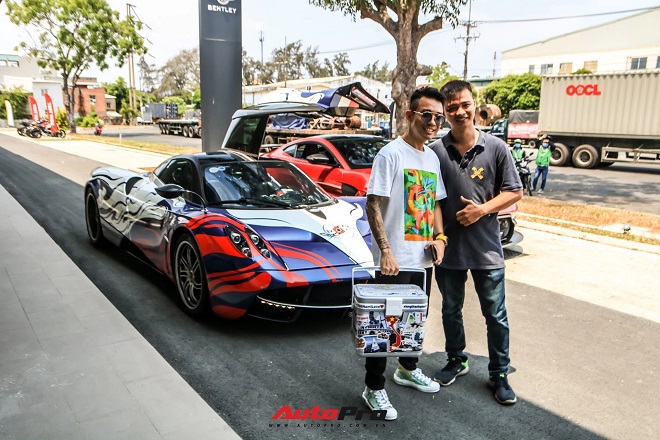 Minh 'nhựa' cầm lái Pagani Huayra 80 tỷ đồng đến showroom Aston Martin, mạnh tay tậu siêu phẩm mới, tuy nhiên thông tin vẫn chưa được tiết lộ. 