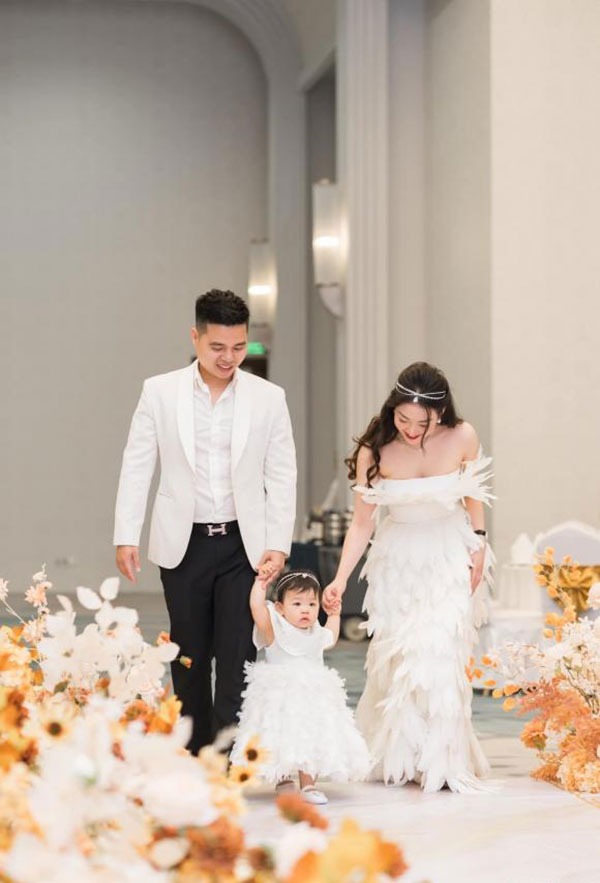 Sinh ra đã ngậm thìa kim cương, ái nữ nhà 'cô dâu 200 cây vàng' còn được tổ chức thôi nôi to hơn đám cưới mẹ - Ảnh 4 Sinh ra đã ngậm thìa kim cương, ái nữ nhà 'cô dâu 200 cây vàng' còn được tổ chức thôi nôi to hơn đám cưới mẹ - Ảnh 4