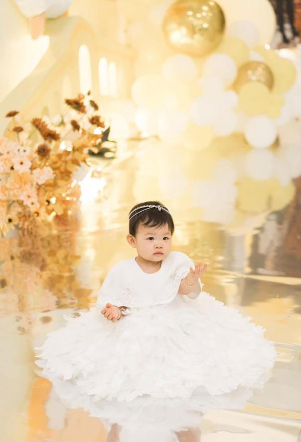 Sinh ra đã ngậm thìa kim cương, ái nữ nhà 'cô dâu 200 cây vàng' còn được tổ chức thôi nôi to hơn đám cưới mẹ - Ảnh 3 Sinh ra đã ngậm thìa kim cương, ái nữ nhà 'cô dâu 200 cây vàng' còn được tổ chức thôi nôi to hơn đám cưới mẹ - Ảnh 3