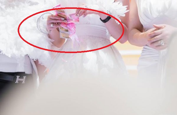 Em bé được tặng rất nhiều vàng miếng Em bé được tặng rất nhiều vàng miếng