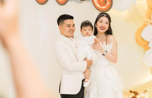 Sinh ra đã ngậm thìa kim cương, ái nữ nhà 'cô dâu 200 cây vàng' còn được tổ chức thôi nôi to hơn đám cưới mẹ - Ảnh 2 Sinh ra đã ngậm thìa kim cương, ái nữ nhà 'cô dâu 200 cây vàng' còn được tổ chức thôi nôi to hơn đám cưới mẹ - Ảnh 2