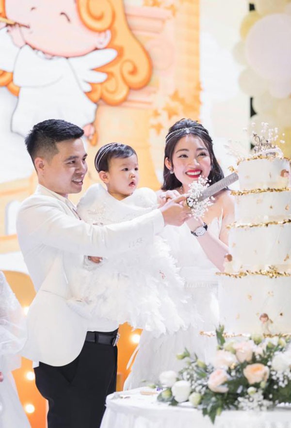 Sinh ra đã ngậm thìa kim cương, ái nữ nhà 'cô dâu 200 cây vàng' còn được tổ chức thôi nôi to hơn đám cưới mẹ - Ảnh 1 Sinh ra đã ngậm thìa kim cương, ái nữ nhà 'cô dâu 200 cây vàng' còn được tổ chức thôi nôi to hơn đám cưới mẹ - Ảnh 1