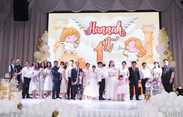 Không gian hoành tráng của buổi tiệc sinh nhật con gái 'cô dâu 200 cây vàng' (ảnh FBNV) Không gian hoành tráng của buổi tiệc sinh nhật con gái 'cô dâu 200 cây vàng' (ảnh FBNV)