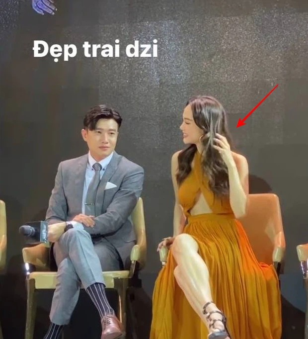 Ngồi cùng trai đẹp vuốt tóc Ngồi cùng trai đẹp vuốt tóc