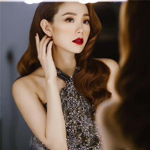 Vuốt tóc cũng là kiểu tạo dáng quen thuộc của Minh Hằng (ảnh FBNV) Vuốt tóc cũng là kiểu tạo dáng quen thuộc của Minh Hằng (ảnh FBNV)