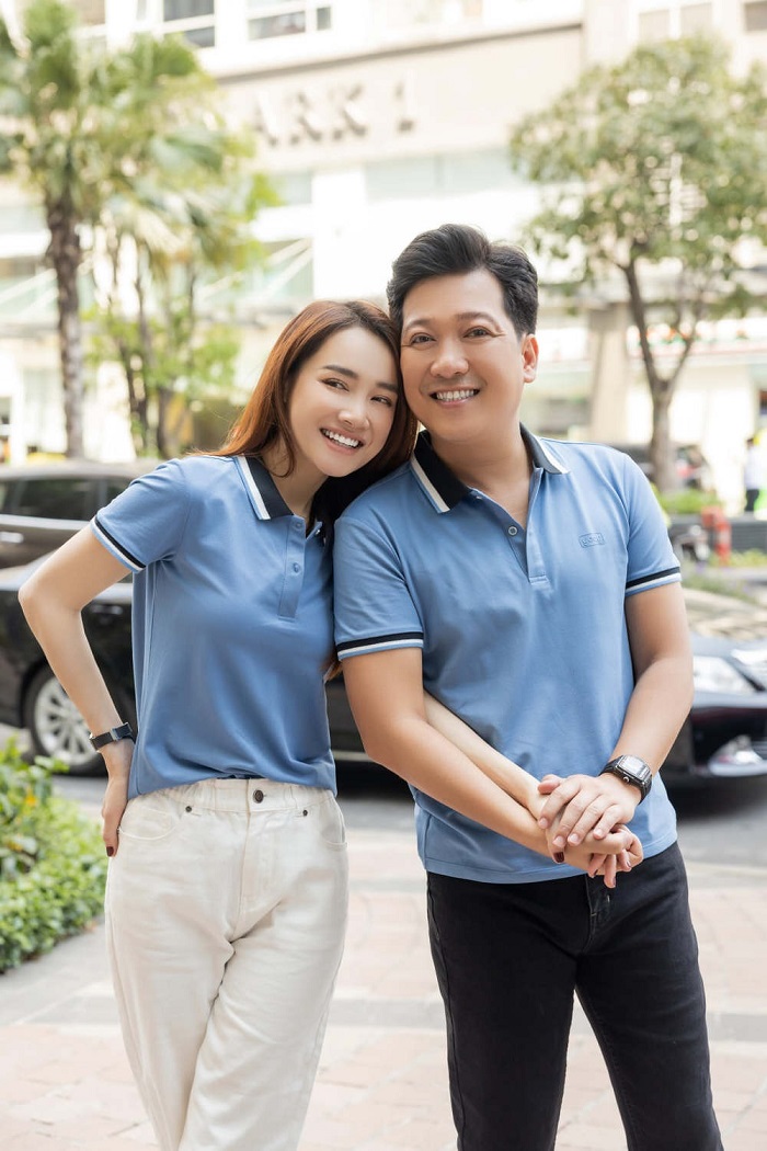 Cặp đôi tình tứ tay trong tay hạnh phúc Cặp đôi tình tứ tay trong tay hạnh phúc
