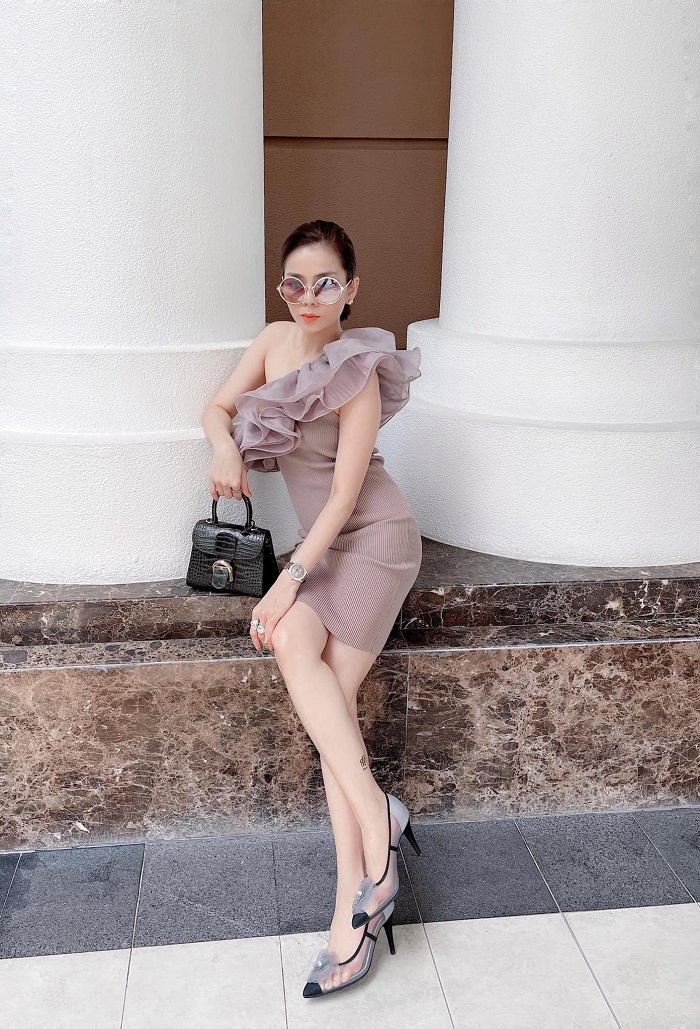 Với những pose ảnh toát ra mùi tiền (ảnh FBNV)