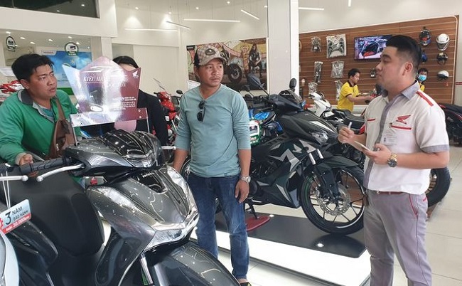 Người Việt giảm mua xe máy, doanh số Honda lao dốc. Theo thống kê, so với năm 2019, lượng tiêu thụ xe máy của các thành viên thuộc VAMM trong năm 2020 giảm tới 16,6%. Người Việt giảm mua xe máy, doanh số Honda lao dốc. Theo thống kê, so với năm 2019, lượng tiêu thụ xe máy của các thành viên thuộc VAMM trong năm 2020 giảm tới 16,6%.