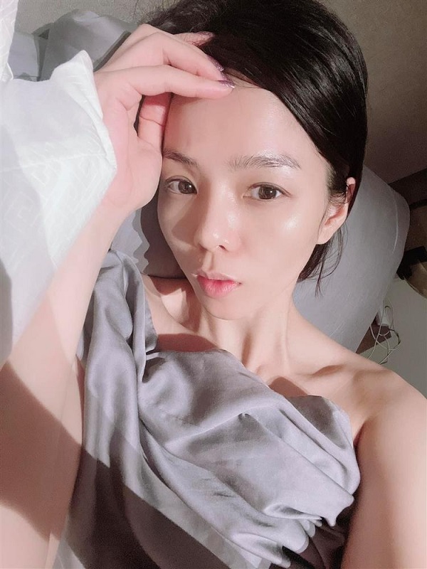Lệ Quyên bị chê như thiếu cơm trong bức ảnh giường chiếu trơ xương quai xanh (ảnh FBNV) Lệ Quyên bị chê như thiếu cơm trong bức ảnh giường chiếu trơ xương quai xanh (ảnh FBNV)