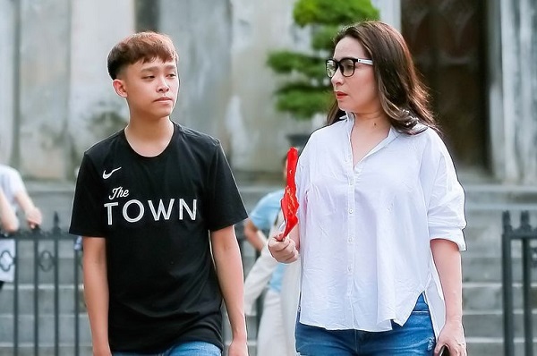 Phi Nhung và bố mẹ Hồ Văn Cường mâu thuẫn trong cách dạy con - Ảnh 2 Phi Nhung và bố mẹ Hồ Văn Cường mâu thuẫn trong cách dạy con - Ảnh 2