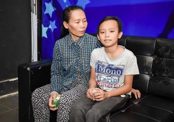 Phi Nhung và bố mẹ Hồ Văn Cường mâu thuẫn trong cách dạy con Phi Nhung và bố mẹ Hồ Văn Cường mâu thuẫn trong cách dạy con