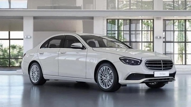 Mercedes-Benz E-Class 2021 lộ diện 'trần trụi' tại đại lý trước ngày ra mắt: Thay đổi lớn đấu BMW 5-Series. Dự kiến giá xe sẽ tăng so với bản cũ vì có thêm trang bị và những công nghệ hiện đại hơn trước.