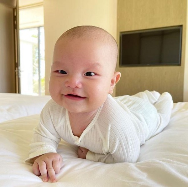 Vẻ đáng yêu có chút lém lỉnh của Leon Vẻ đáng yêu có chút lém lỉnh của Leon
