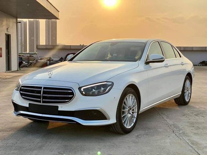 Hãng xe Đức tung ra thị trường Việt Nam mẫu xe Mercedes-Benz E-Class 2021 bản nâng cấp (W213) với mức giá 2,31 tỉ đồng cho phiên bản E 200 Exclusive và 2,95 tỉ đồng cho phiên bản E 300 AMG.
