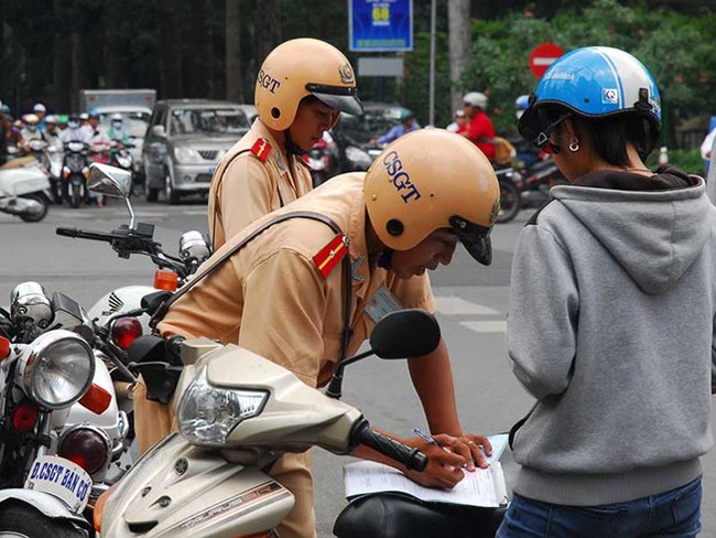Từ tháng 4/2021 lỗi không có giấy phép lái xe máy, ô tô bị phạt bao nhiêu tiền? - Ảnh 2 Từ tháng 4/2021 lỗi không có giấy phép lái xe máy, ô tô bị phạt bao nhiêu tiền? - Ảnh 2