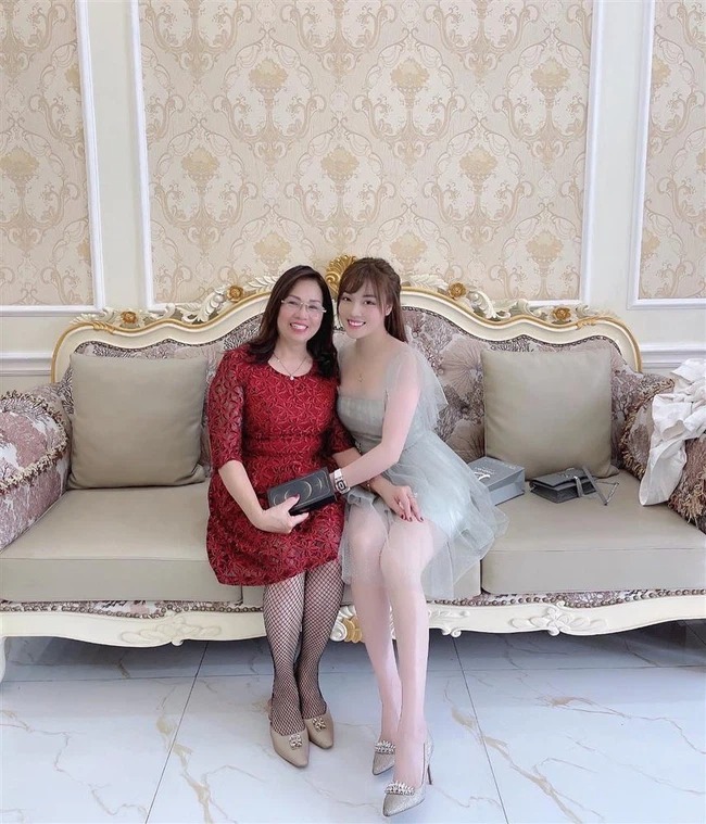 Âu Hà My 'vỗ mặt' Trọng Hưng cực khét, khoe gia tài bạc tỷ sau 8 tháng ly hôn - Ảnh 3 Âu Hà My 'vỗ mặt' Trọng Hưng cực khét, khoe gia tài bạc tỷ sau 8 tháng ly hôn - Ảnh 3