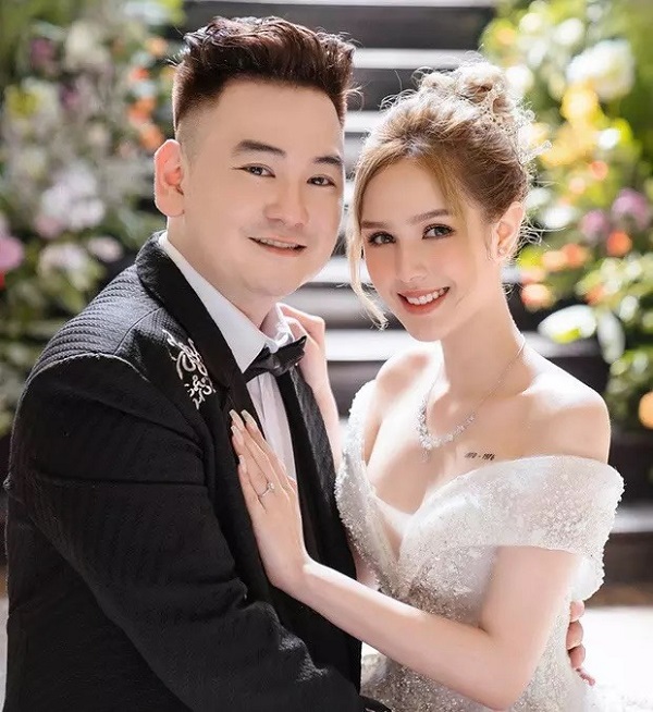 Vợ 'streamer giàu nhất Việt Nam' bị chê trách 'hỗn hào' với Hồng Vân và Quốc Thuận - Ảnh 2 Vợ 'streamer giàu nhất Việt Nam' bị chê trách 'hỗn hào' với Hồng Vân và Quốc Thuận - Ảnh 2