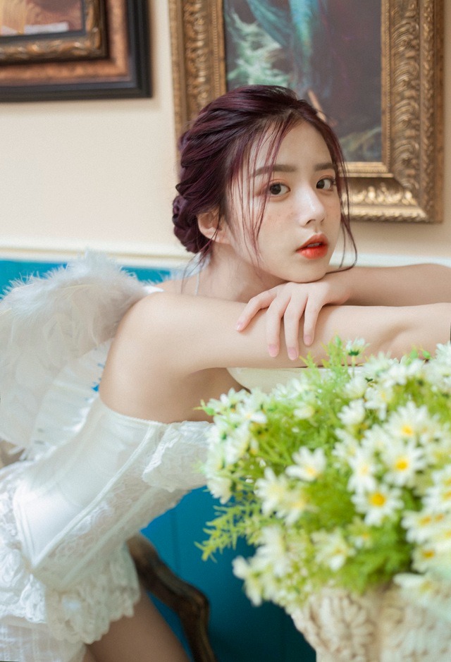 Hot girl nổi tiếng nhất ĐH Kinh tế quốc dân lấn lướt Ngọc Trinh với vòng eo 55cm - Ảnh 2 Hot girl nổi tiếng nhất ĐH Kinh tế quốc dân lấn lướt Ngọc Trinh với vòng eo 55cm - Ảnh 2