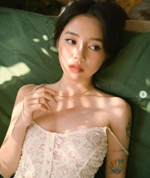 Linh Ngọc Đàm hóa 'gái hư' trong loạt ảnh mới, nhan sắc xứng đáng điểm tuyệt đối - Ảnh 4 Linh Ngọc Đàm hóa 'gái hư' trong loạt ảnh mới, nhan sắc xứng đáng điểm tuyệt đối - Ảnh 4