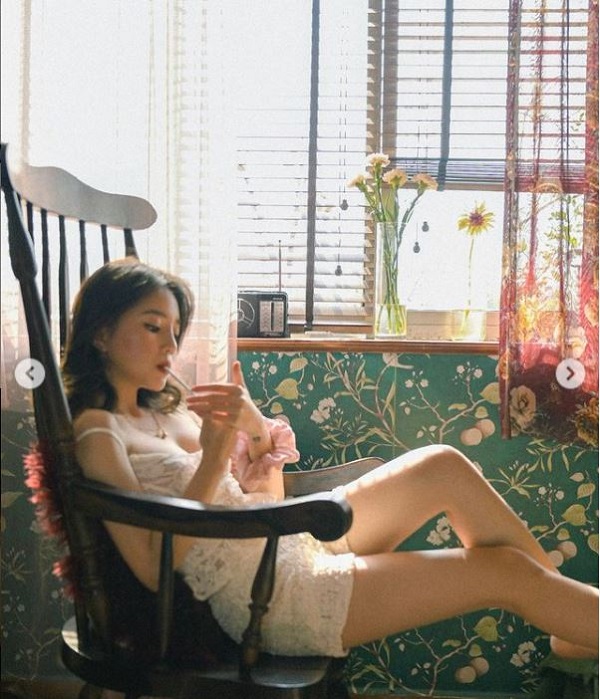 Linh Ngọc Đàm hóa 'gái hư' trong loạt ảnh mới, nhan sắc xứng đáng điểm tuyệt đối - Ảnh 2 Linh Ngọc Đàm hóa 'gái hư' trong loạt ảnh mới, nhan sắc xứng đáng điểm tuyệt đối - Ảnh 2