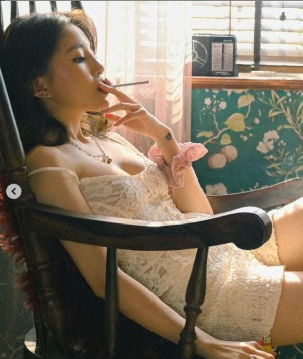 Linh Ngọc Đàm hóa 'gái hư' trong loạt ảnh mới, nhan sắc xứng đáng điểm tuyệt đối - Ảnh 1 Linh Ngọc Đàm hóa 'gái hư' trong loạt ảnh mới, nhan sắc xứng đáng điểm tuyệt đối - Ảnh 1