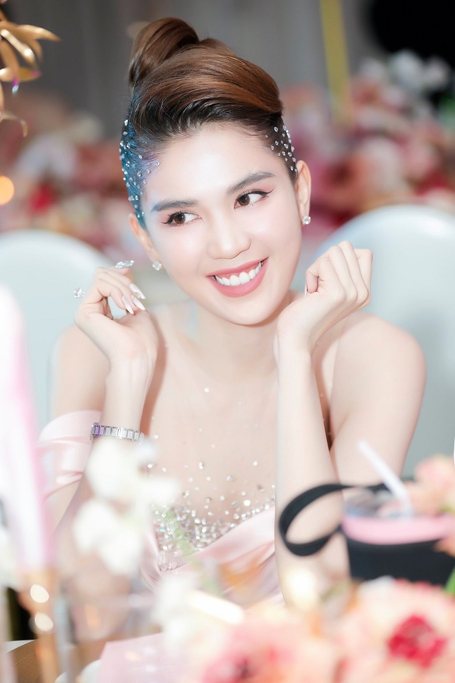 Đẹp như Ngọc Trinh cũng có ngày bị phận 'trà xanh' vận vào người, tỷ phú Hoàng Kiều bị réo tên - Ảnh 4 Đẹp như Ngọc Trinh cũng có ngày bị phận 'trà xanh' vận vào người, tỷ phú Hoàng Kiều bị réo tên - Ảnh 4
