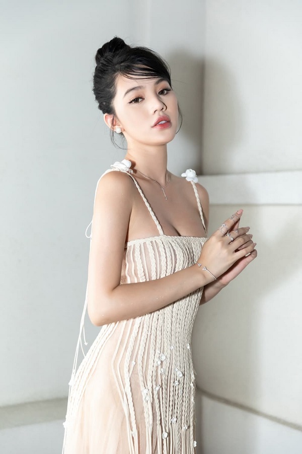 Hoa hậu Jolie Nguyễn tái xuất sau 1 năm biệt tích, khoe vẻ đẹp nức nở khó cưỡng - Ảnh 4 Hoa hậu Jolie Nguyễn tái xuất sau 1 năm biệt tích, khoe vẻ đẹp nức nở khó cưỡng - Ảnh 4