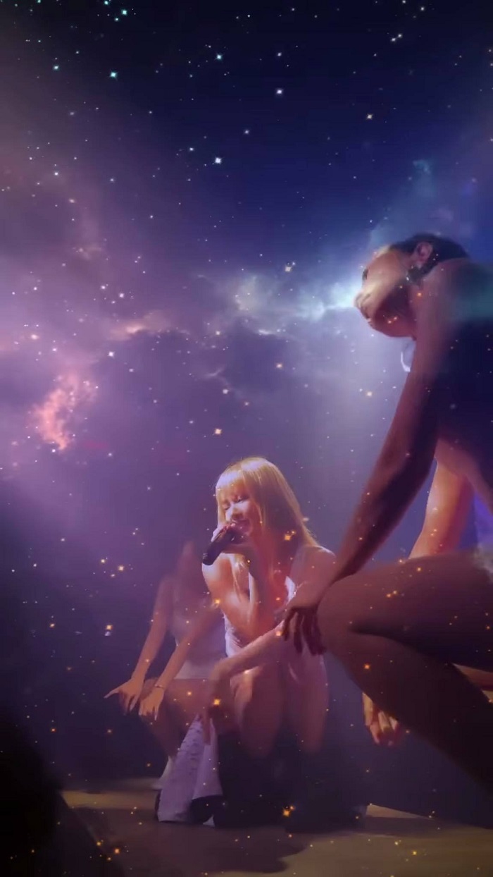 Cô nàng phải ngồi thụp xuống sau đó