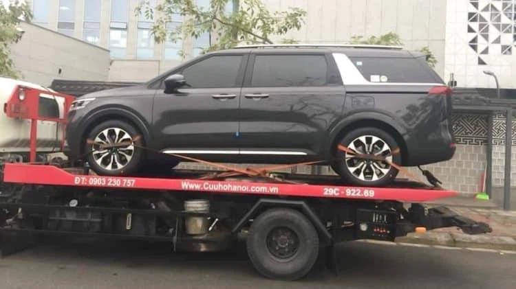 Kia Sedona 2021 đầu tiên về Việt Nam, gắn tên mới Carnival, dự kiến bán chính hãng trong năm nay. Hiện Kia Carnival đang được bán tại Việt Nam với giá từ hơn 1 tỷ đến khoảng 1,5 tỷ đồng. Giá của mẫu mới nhiều khả năng tăng đáng kể so với đời cũ, tương tự trường hợp của Sorento. 