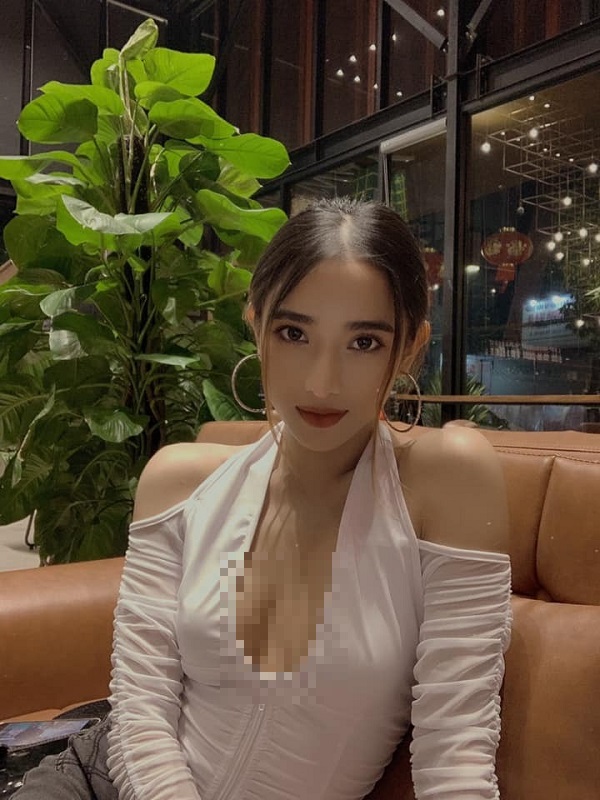Hot girl streamer đua nhau câu like bằng thử thách khắc tên fan bằng son lên người - Ảnh 2 Hot girl streamer đua nhau câu like bằng thử thách khắc tên fan bằng son lên người - Ảnh 2