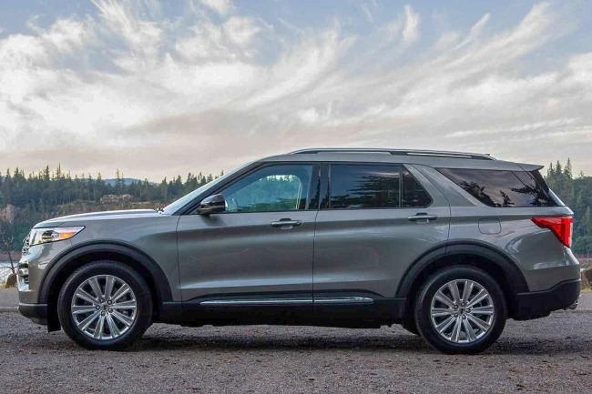 Explorer 2021 thế hệ thứ 6 sang chảnh đã rất gần với khách hàng Việt Nam, giá 2,2 tỷ đồng.