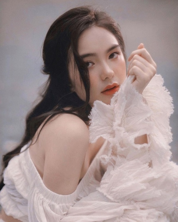 Trang Hồ (sinh năm 2001) là mỹ nhân mang 3 dòng máu Việt - Thái - Trung, hiện sinh sống tại Hà Nội. Trang được nhận xét sở hữu gương mặt đẹp, vóc dáng chuẩn. Mỗi lần xuất hiện cô bạn đều thu hút mọi ánh nhìn bởi vẻ đẹp đa quốc gia của mình. 