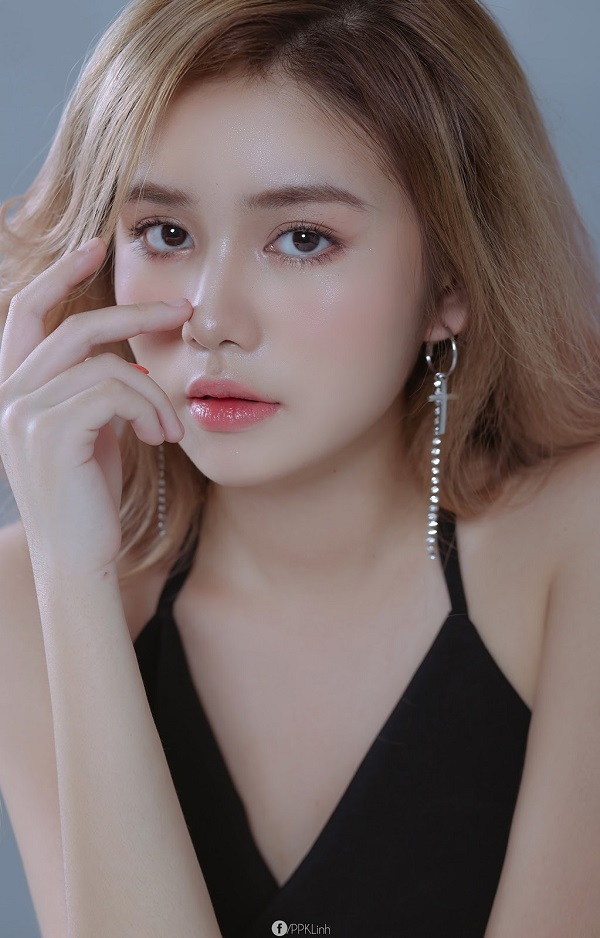 Cô bạn Trần Thị Vân Anh năm nay mới 18 tuổi nhưng nhan sắc thực sự gây ấn tượng mạnh mẽ. 'Thánh nữ' Sài thành sở hữu gương mặt khả ái, ngoại chuẩn hoa hậu. 