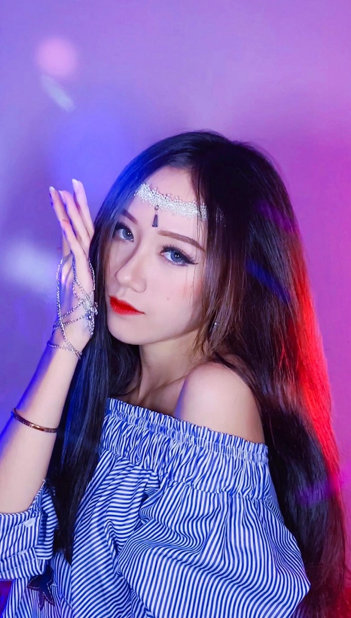 Hot hơn cả Lê Bống, 'cô giáo dạy nhảy' Hoa Hanassi khiến dân tình 'đứng ngồi không yên' - Ảnh 4 Hot hơn cả Lê Bống, 'cô giáo dạy nhảy' Hoa Hanassi khiến dân tình 'đứng ngồi không yên' - Ảnh 4
