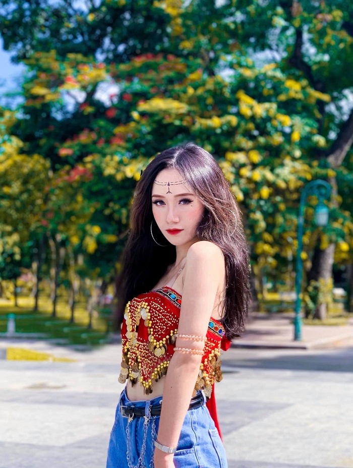 Hot hơn cả Lê Bống, 'cô giáo dạy nhảy' Hoa Hanassi khiến dân tình 'đứng ngồi không yên' - Ảnh 3 Hot hơn cả Lê Bống, 'cô giáo dạy nhảy' Hoa Hanassi khiến dân tình 'đứng ngồi không yên' - Ảnh 3